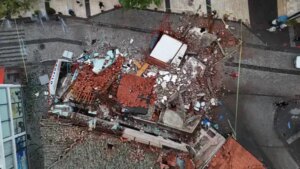 sindirgida 61 buyuklugunde deprem yikilan ve hasar goren binalar goruntulendi ZxtJIfun.jpg