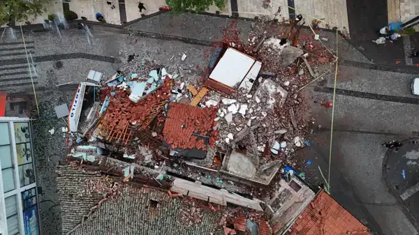 sindirgida 61 buyuklugunde deprem yikilan ve hasar goren binalar goruntulendi ZxtJIfun.jpg