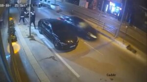 yalovada kaza ani kamerada otomobil park halindeki araca carpti 3 yaya son anda kurtuldu tOcKKDOe.jpg