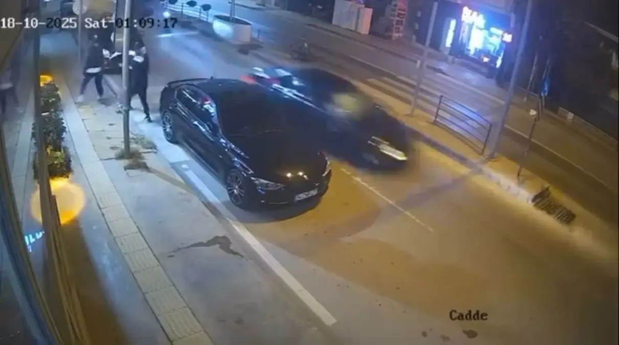 yalovada kaza ani kamerada otomobil park halindeki araca carpti 3 yaya son anda kurtuldu tOcKKDOe.jpg