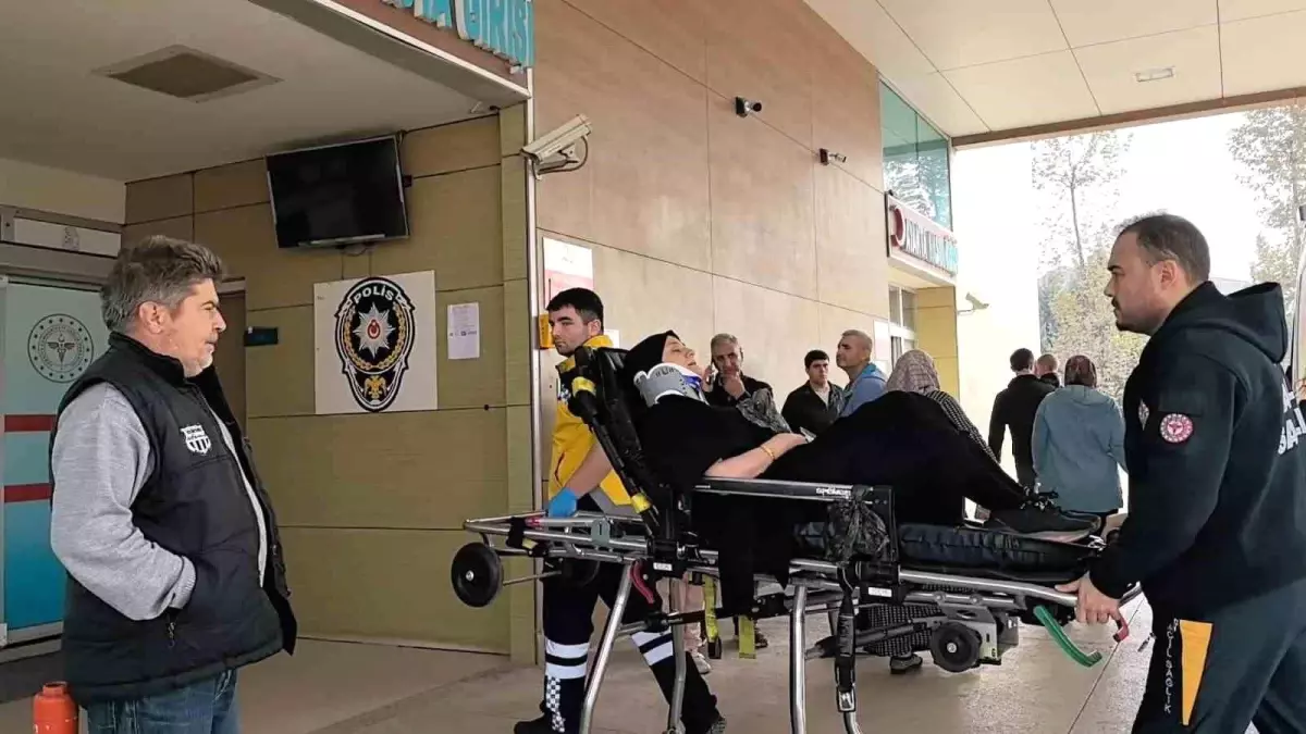 bursada kontrolden cikan otomobil sarampole yuvarlandi 2Ww7ONIE.jpg