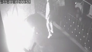 istanbulda kadini darbedilmekten kurtaran esnafin dukkanini atese verdi buynttIj.jpg