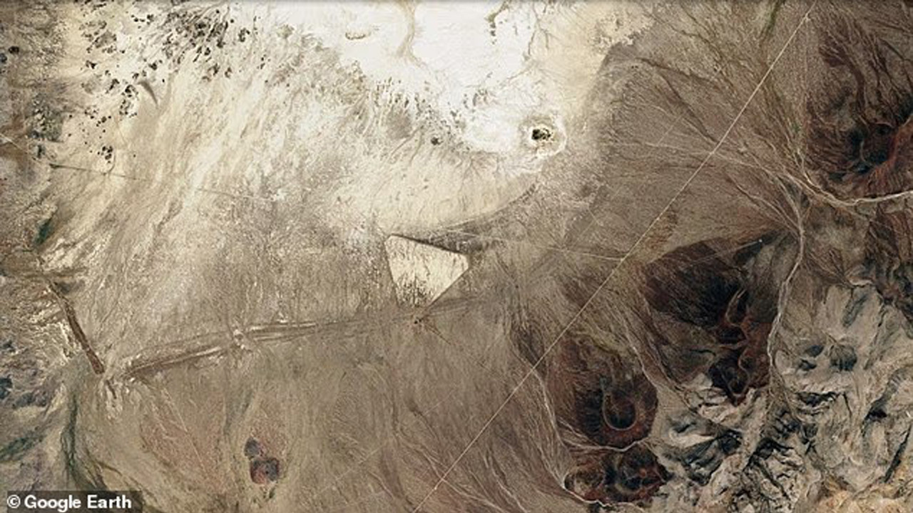 Google Earth'te fark edilen dev üçgenin sırrı ne?