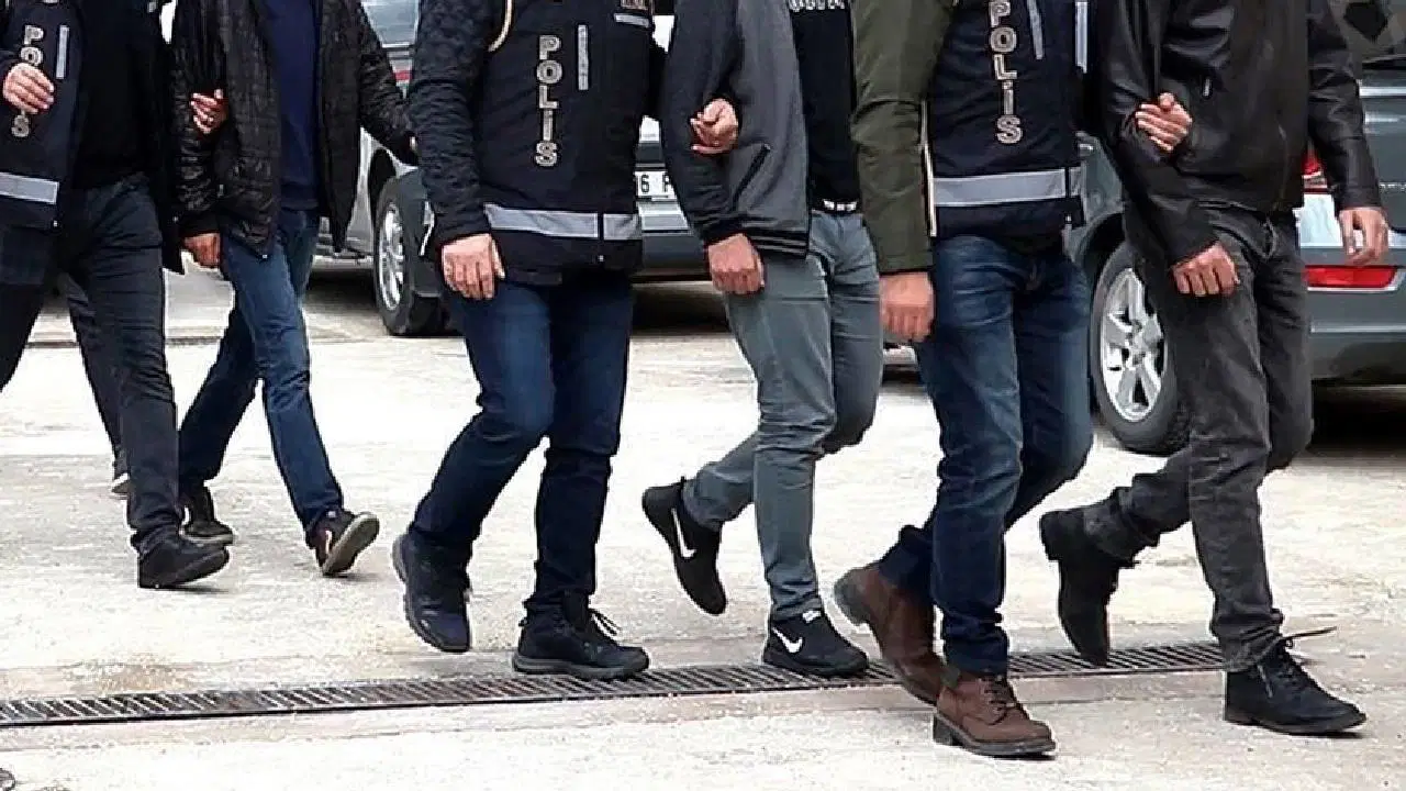 3 İl Genelinde Oto Hırsızlığı Operasyonu: 16 Şüpheli Gözaltında, 28 Araç Ele Geçirildi