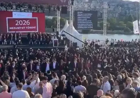Bilgi universitesi mezuniyetinde kayyim rektor protestosu ogrenciler sirtini dondu rektor kursuyu terk etti 12uaFBlq